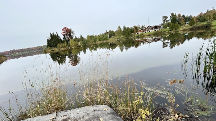 La Maison Gilles-Carl vue de l'autre côté du lac.