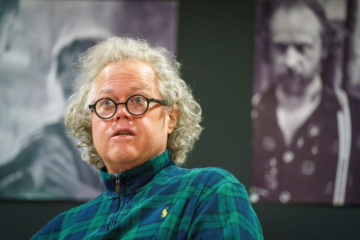 François Renaud fait revivre l'histoire de Gilles Carle dans son concept d'exposition regroupant à la fois les œuvres de l'artiste et celles de photographes qui ont documenté sa vie. 