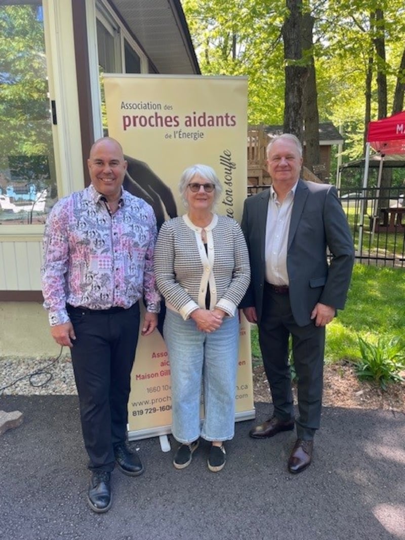Hugues Carpentier et Diane Lemay, respectivement directeur général et présidente de l’Association des proches aidants de l'Énergie, aux cotés de Carol Raiche, président du conseil d'administration de la Fondation de l’Association des proches aidants de l’Énergie. 