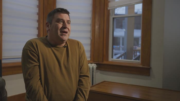 Gabriel Aubert Desjardins dans un salon.