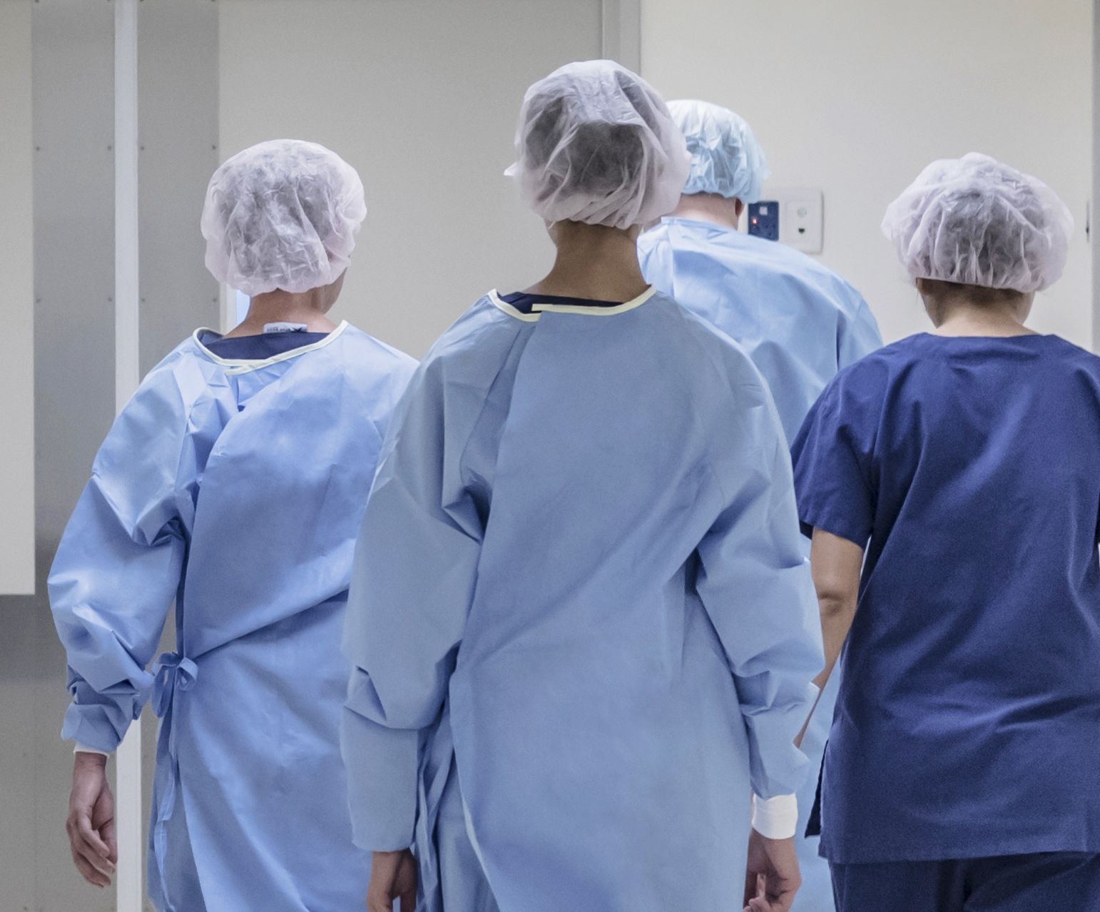 Quatre infirmières vues de dos