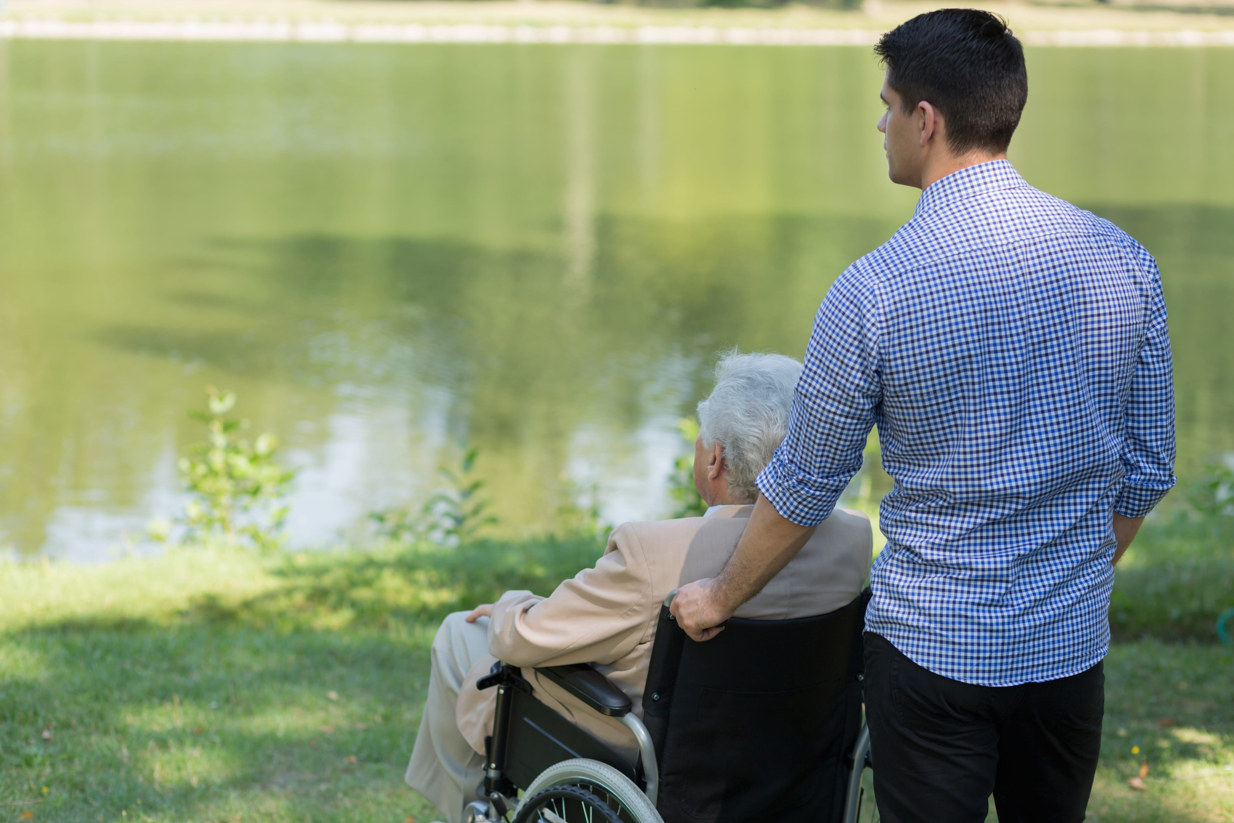 Deux personnes sur le bord d'un lac