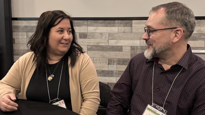 Mélanie Tremblay et Olivier Lajeunesse discutent à la table.