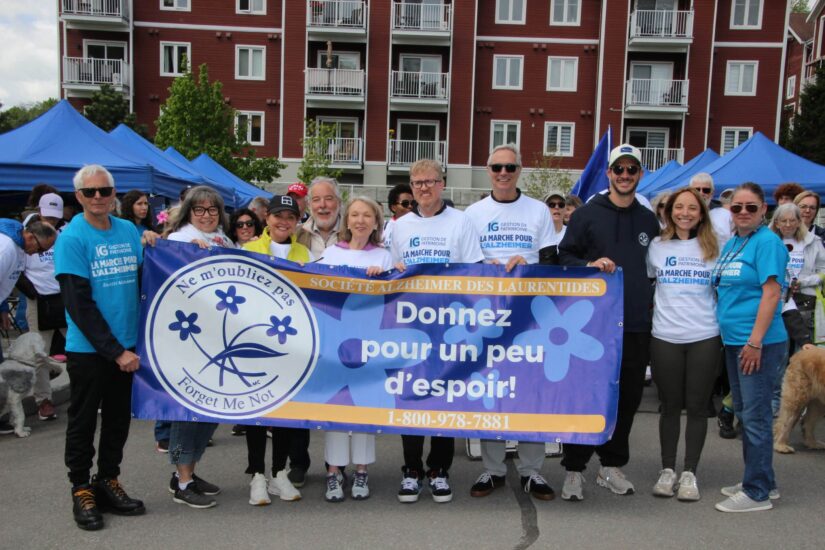 personnes tenant une banderolle